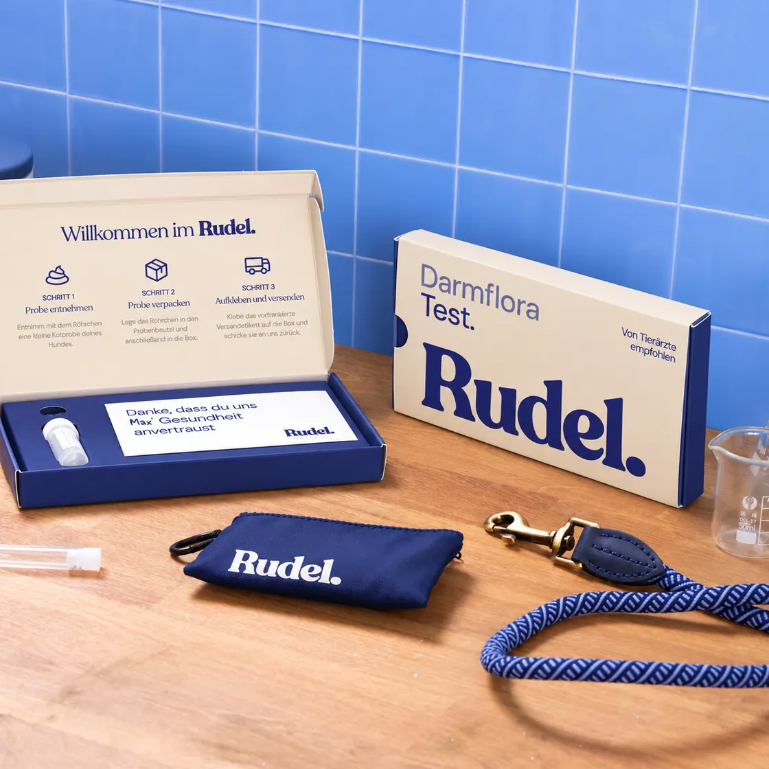 Das Rudel Testset: geöffnete Box mit Probenröhrchen, daneben die Darmflora-Test Verpackung